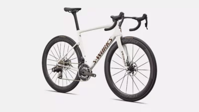 velo de la marque specialized de couleur metwhtsil/cmlnredgld/blk