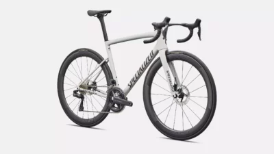 velo de la marque specialized de couleur dlmmet/nblmet