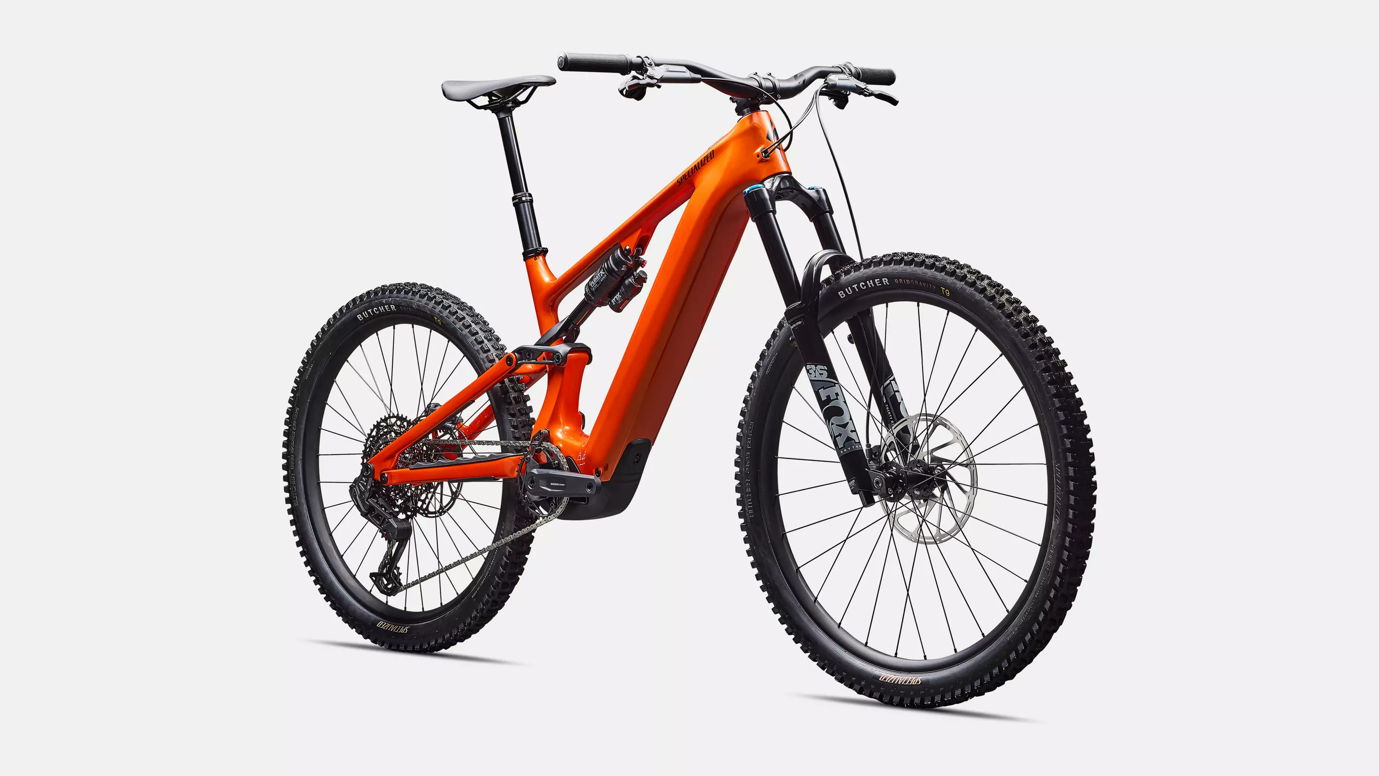 velo de la marque specialized de couleur orgtnt/sildst/dknvy