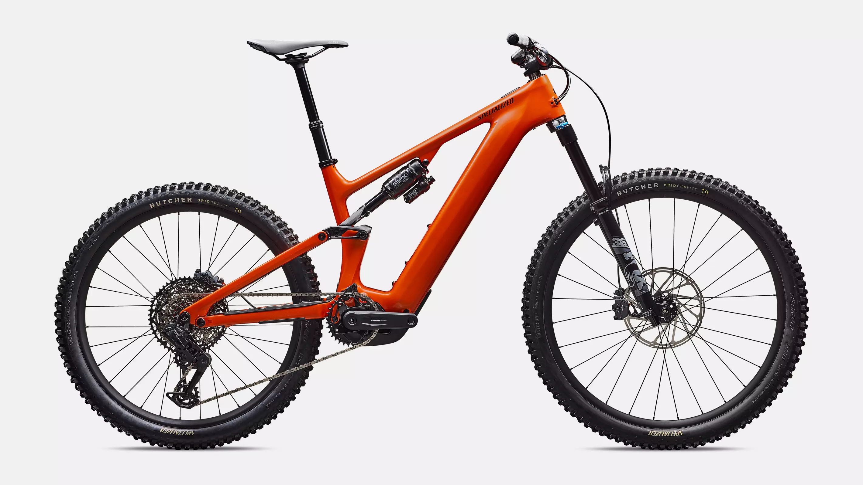 velo de la marque specialized de couleur orgtnt/sildst/dknvy