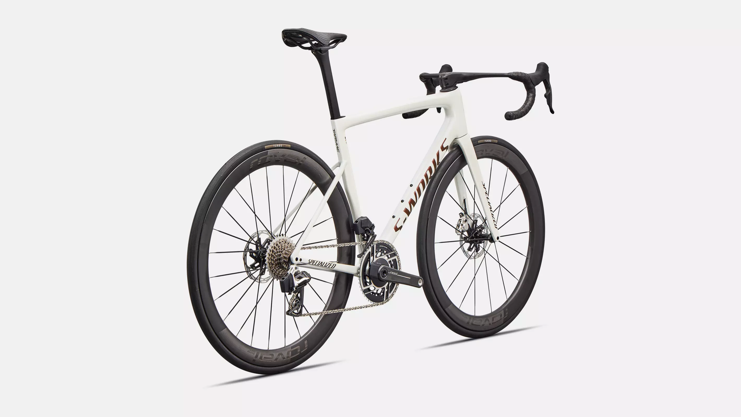 velo de la marque specialized de couleur metwhtsil/cmlnredgld/blk