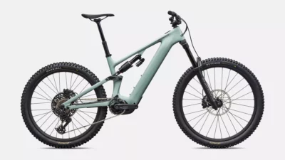 vae de la marque specialized de couleur agve/dsrtmet/brshcp