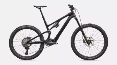 velo de la marque specialized de couleur carbon/burnt gold metallic