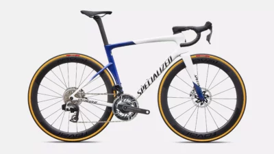 velo de la marque specialized de couleur wht/majblumet/metobsd
