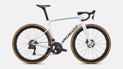 velo de la marque specialized de couleur metwhtsil/tarblk