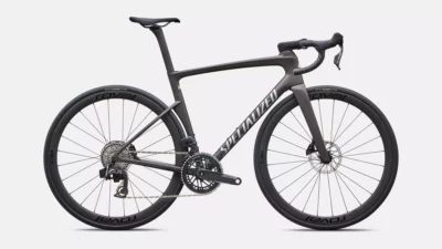velo de la marque specialized de couleur wrmsmkmet/sildst