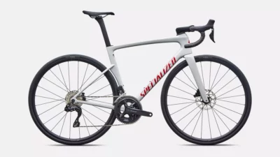 velo de la marque specialized de couleur dlmmet/caynmet