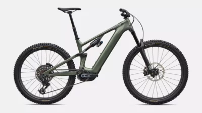 vae de la marque specialized de couleur btlgrn/blkprl/sildst