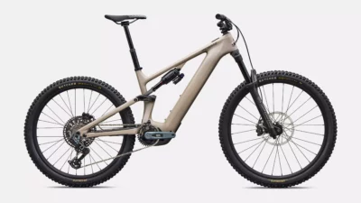 vae de la marque specialized de couleur metdpmrnblu/sildst