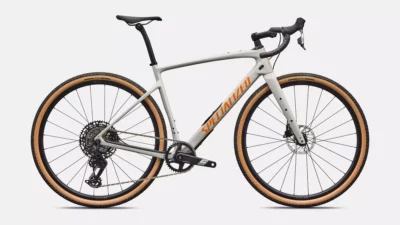 velo de la marque specialized de couleur dolomite metallic/orange zest