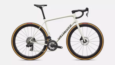 velo de la marque specialized de couleur cmlnspn/brch/stlnmet